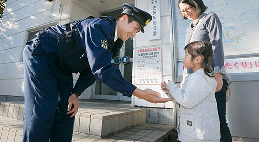 市民と交流する巡査　写真