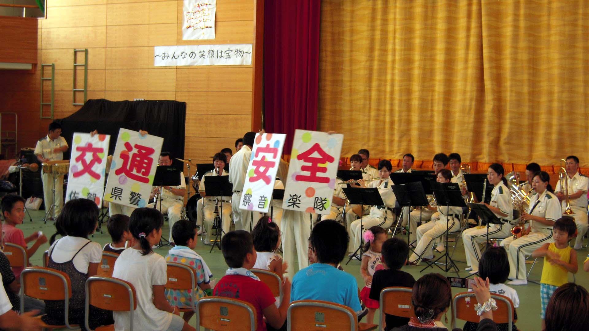 写真：音楽隊の交通安全イベント