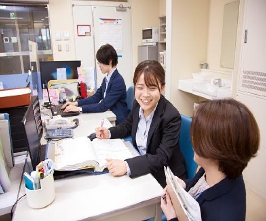 会計業務を行う会計課主事　写真