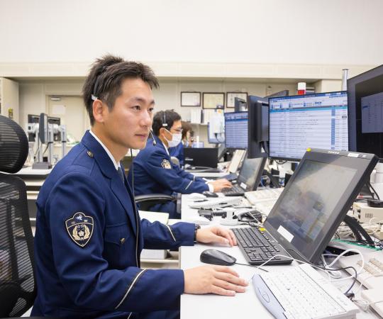 指令室で業務中の通信指令課巡査部長　写真