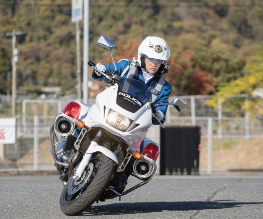 バイクに乗る交通機動隊巡査　写真