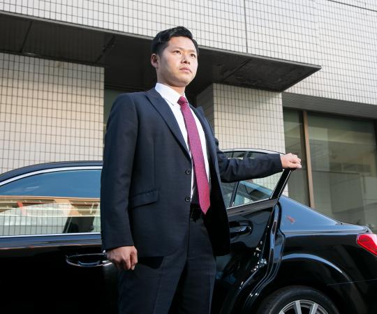 車にから降りた警備第二課巡査部長　写真