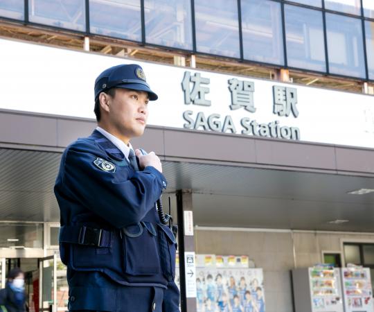 佐賀駅前で警戒中の地域課巡査　写真