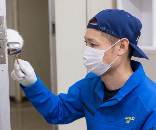 指紋を採取する鑑識課職員　写真