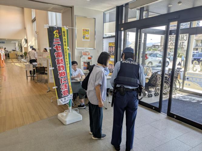 警察官が市民の方へ声掛けをする様子