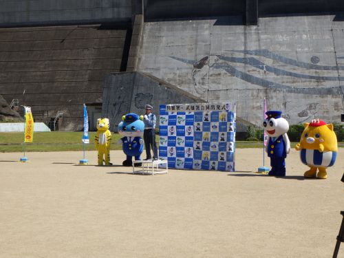 武雄署長とマスコットたち